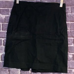 Banana republic brand black pencil skirt in a size 4.
